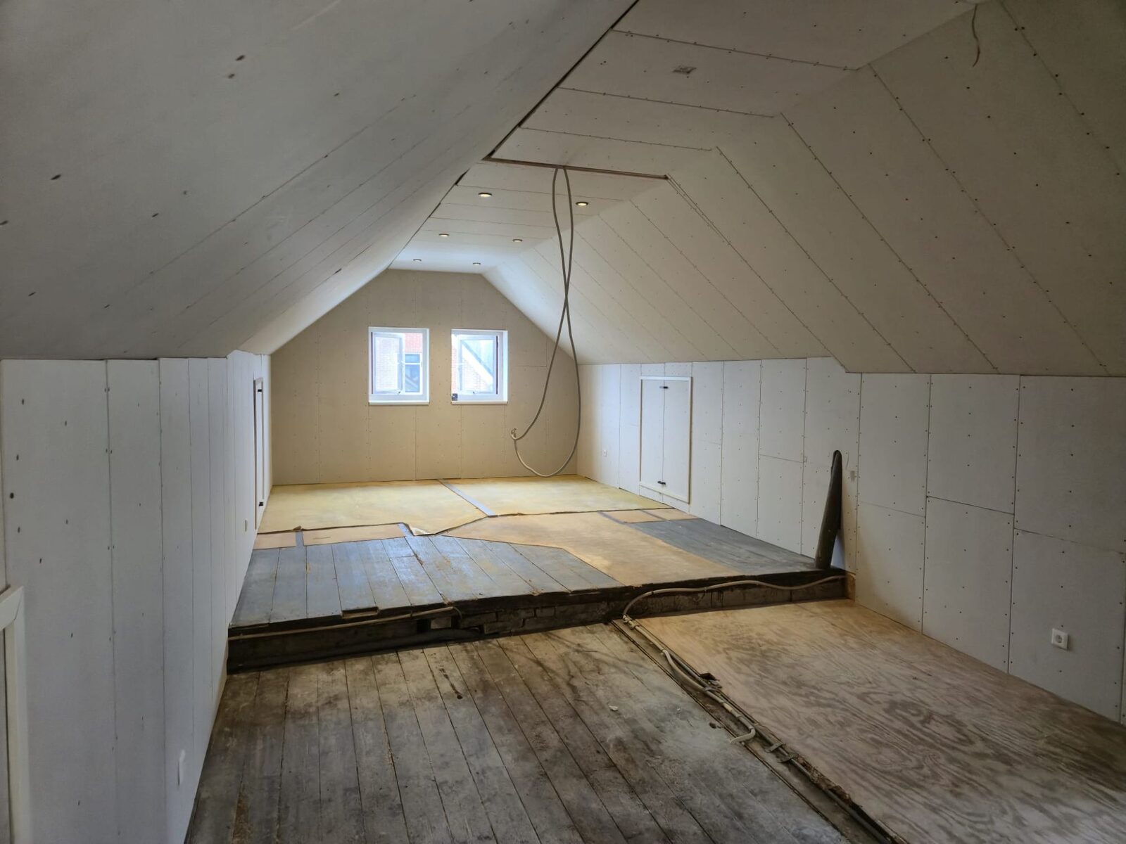 Geïsoleerde en afgewerkte zolder door JW Hout & Tuinbouw