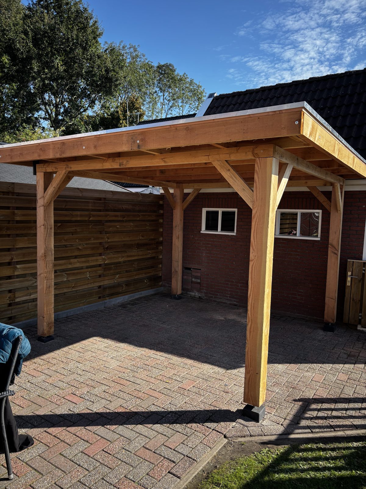 Douglas overkapping van 4 bij 3 meter geplaatst door JW Hout & Tuinbouw
