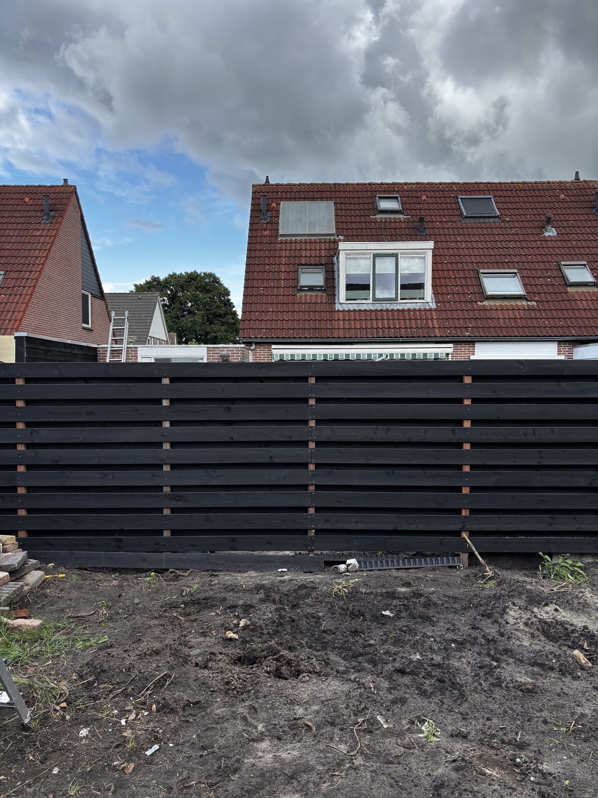 Zwart geverfde horizontale schutting
