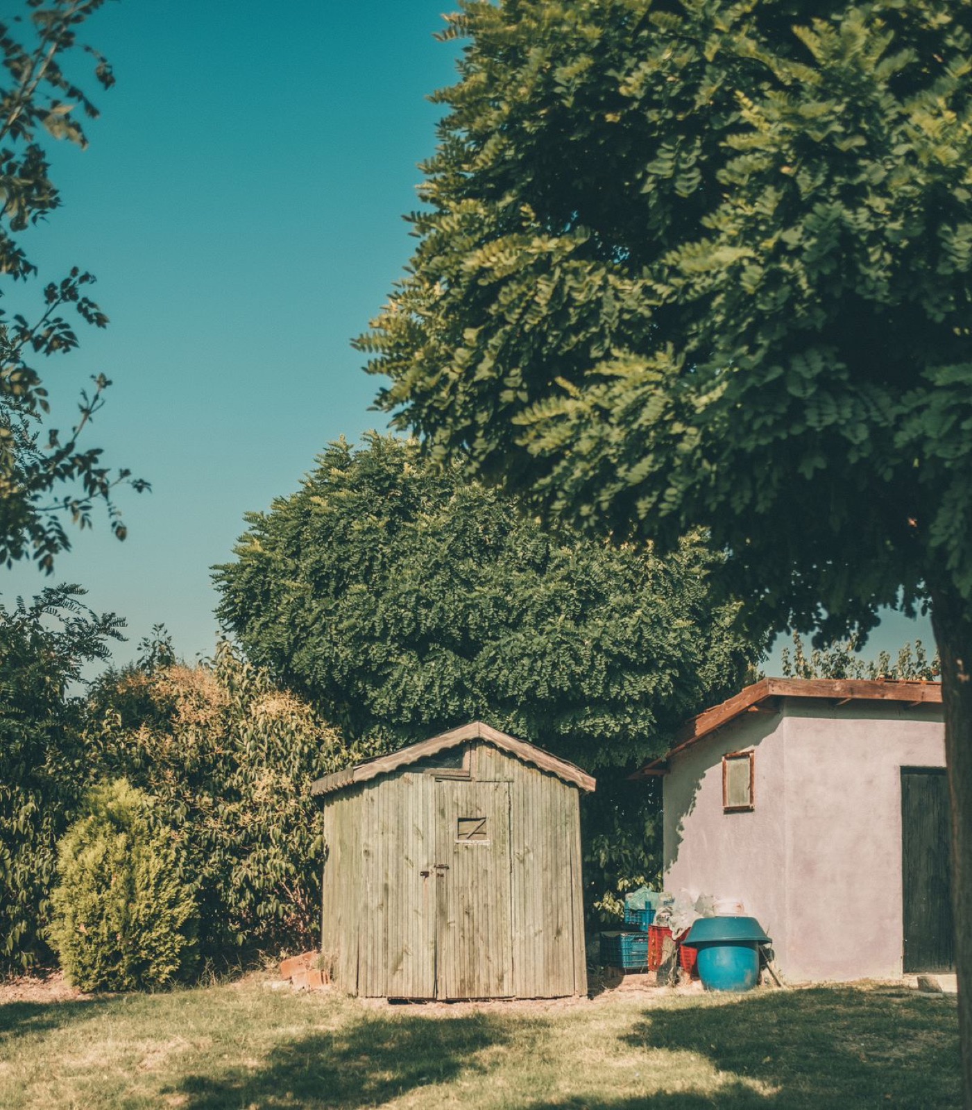 Houten tuinhuisjes in de tuin