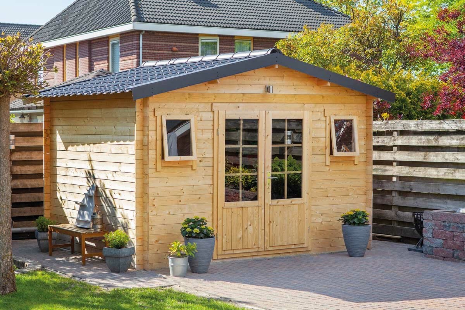 Houten tuinhuisje geplaatst door JW Hout & Tuinbouw
